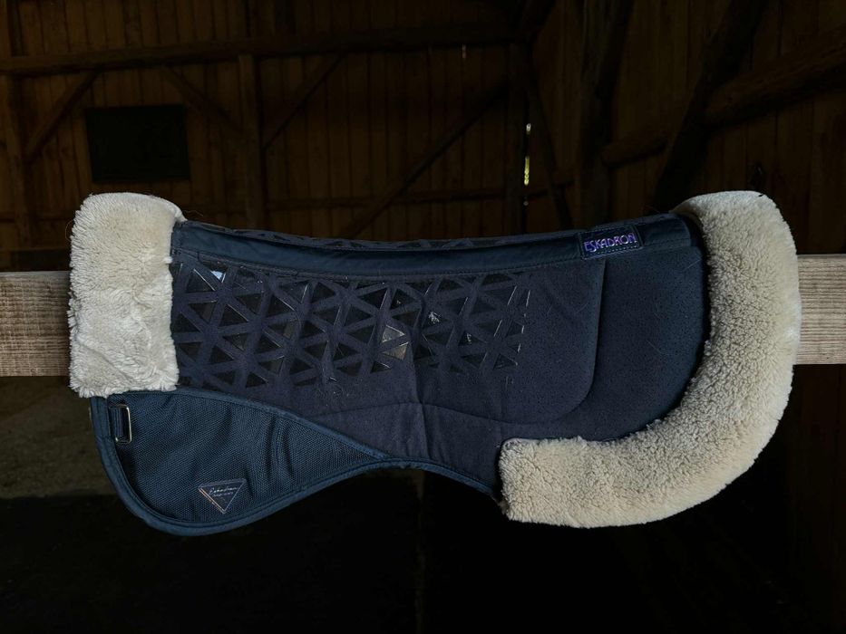 Podkładka pod siodło futro Eskadron