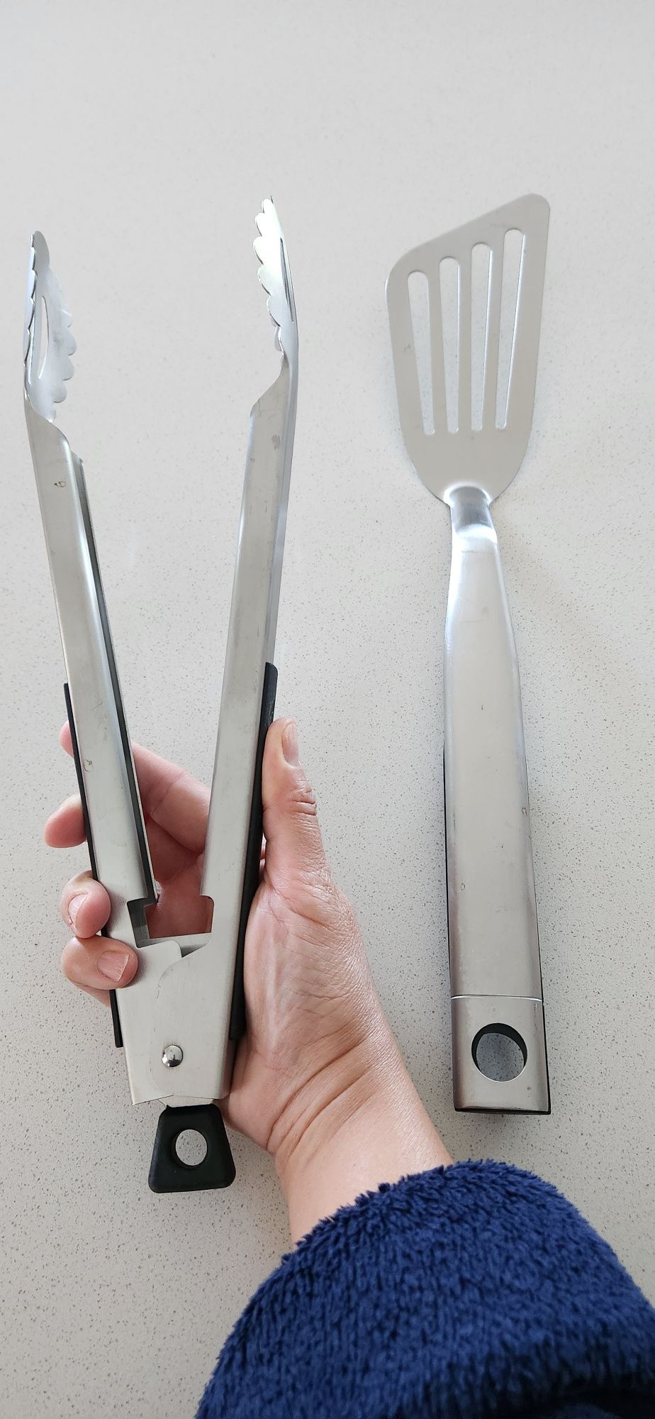 1 pinça + 1 espátula em inox, ideais para churrascos.
