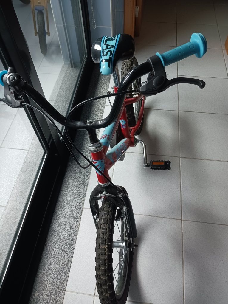 Bicicleta criança.  1ª Bicicleta. Com rodinhas para  aprender