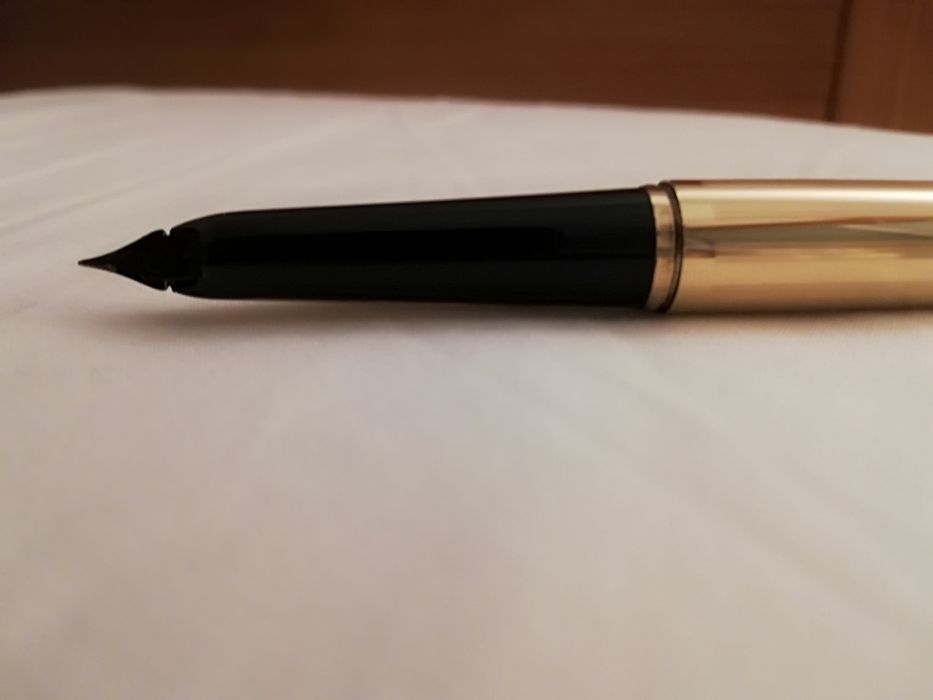 Caneta Waterman Slim, tinta permanente , aparo em ouro.