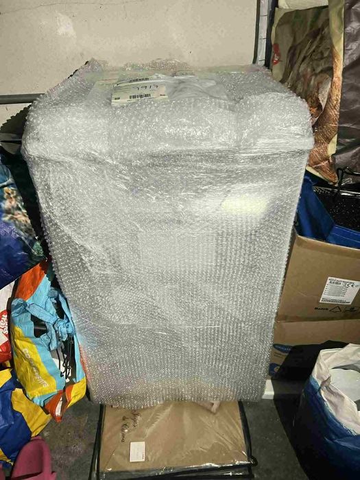 Conjunto de fogão de quatro bicos e forno ainda embalado