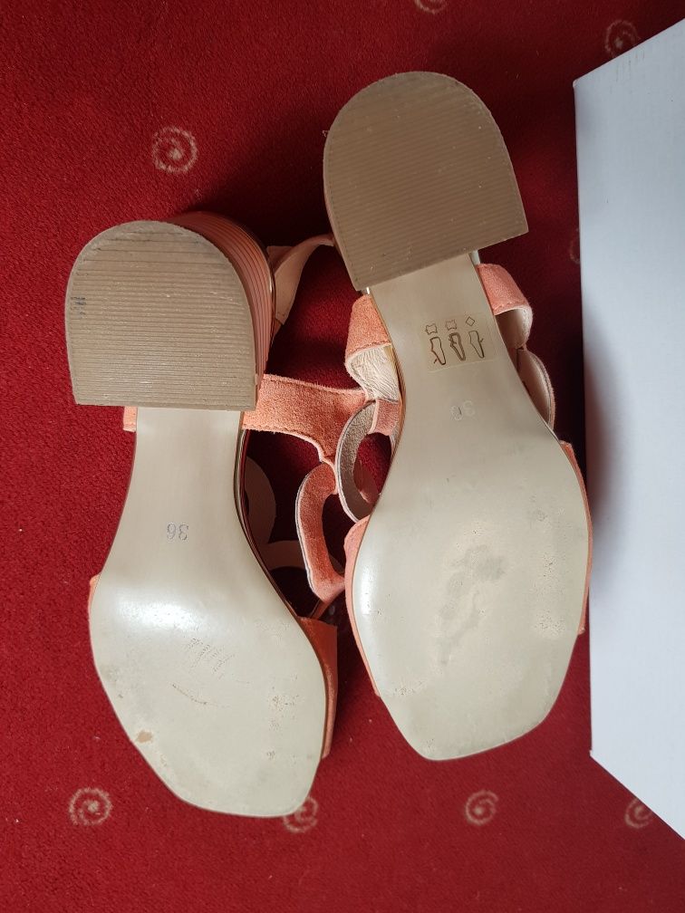 Piękne zamszowe sandałki Gamis, r. 36 kolor pomarańczowy, na słupku