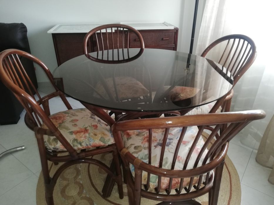 Lindíssima mesa de refeição em bambu castanho envernizado