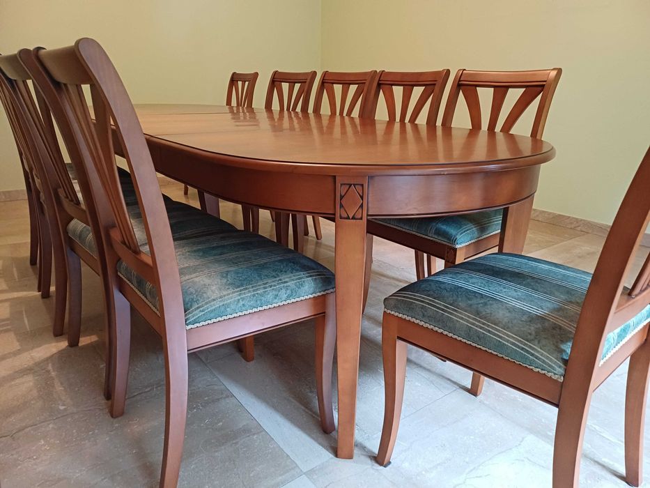Duży rozkładany drewniany stół i 10 tapicerowanych krzeseł