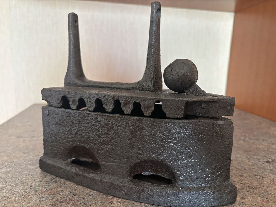 Підсвічник на 3 свічі, литво, латунь, 70-80рр., чавунна праска.