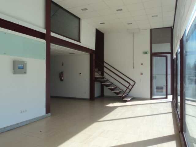 Aluguer de Armazem com Escritorios