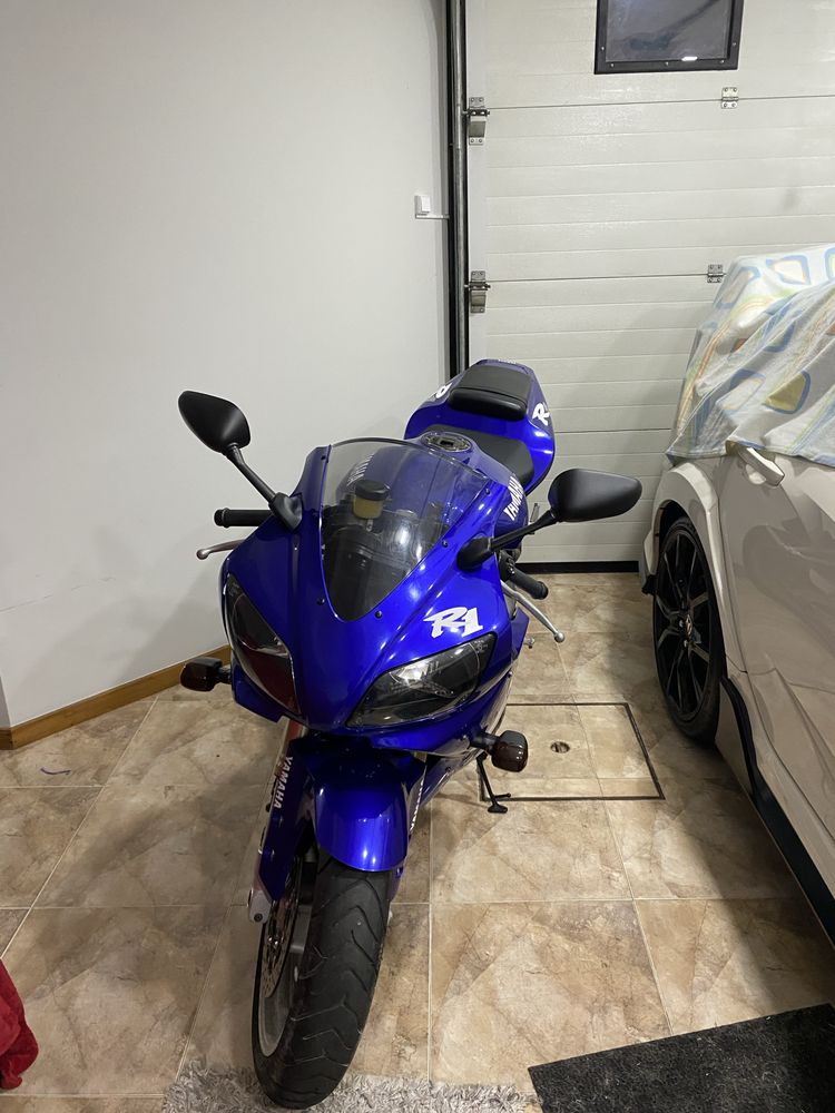 Yamaha R1 1000..
