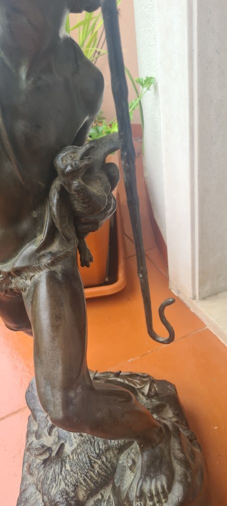 Vendo estatua em bronze assinado