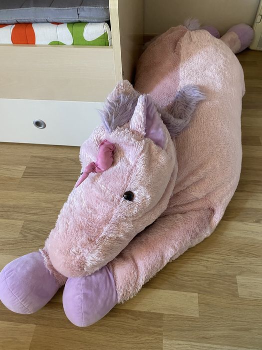 Ogromny pluszowy jednorożec