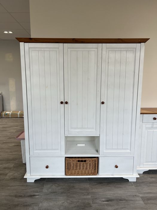 Komplet mebli z drewna komoda i szafa