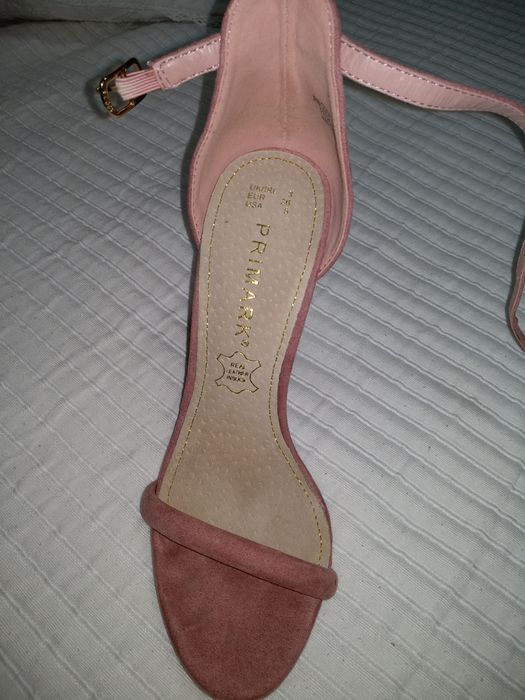 Vendo sandália nova rosa