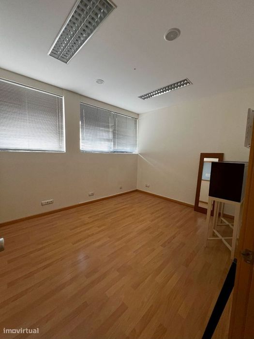 Escritórios com armazém e logradouro em Vila Nova de Gaia