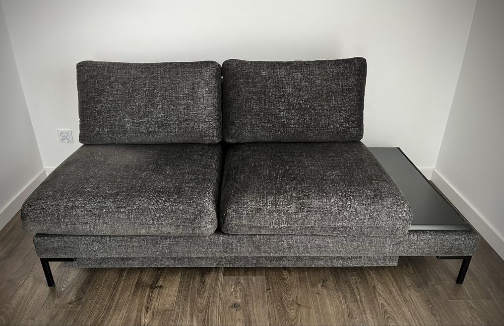 Czarna 2-osobowa sofa z boczną półką i opcją spania. Kraków