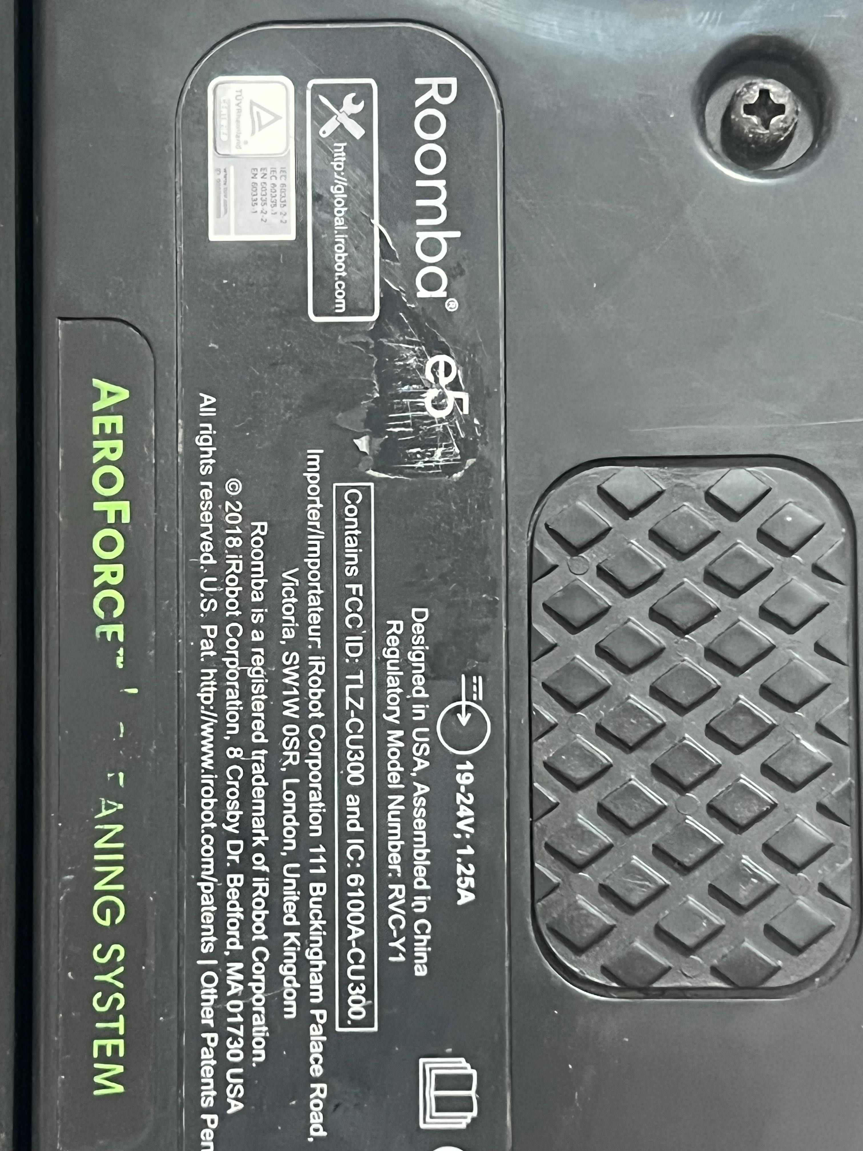 Робот-пилосос IROBOT ROOMBA E5 + запасний новий фільтр і 2 нові щітки.