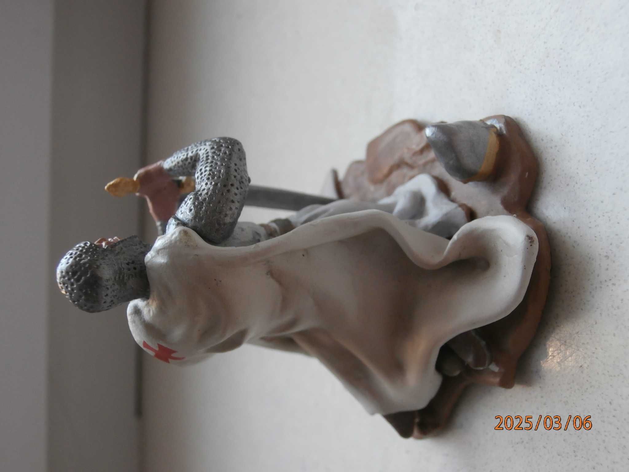 Figurka seria Templariusze firmy Hobby & Work Nr 22 Modlący się Templa