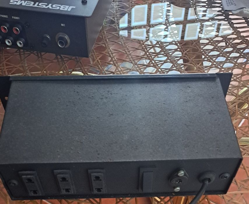 Vendo várias lâmpadas, projetores, coluna e mesa de mistura