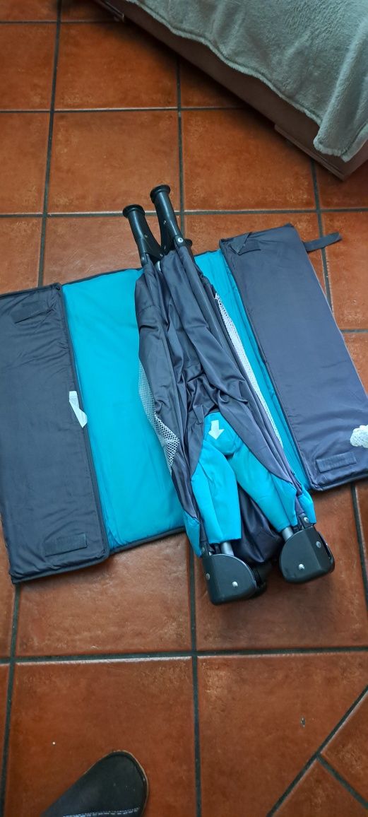 Vendo uma cama de viagem e um voadores para crianças