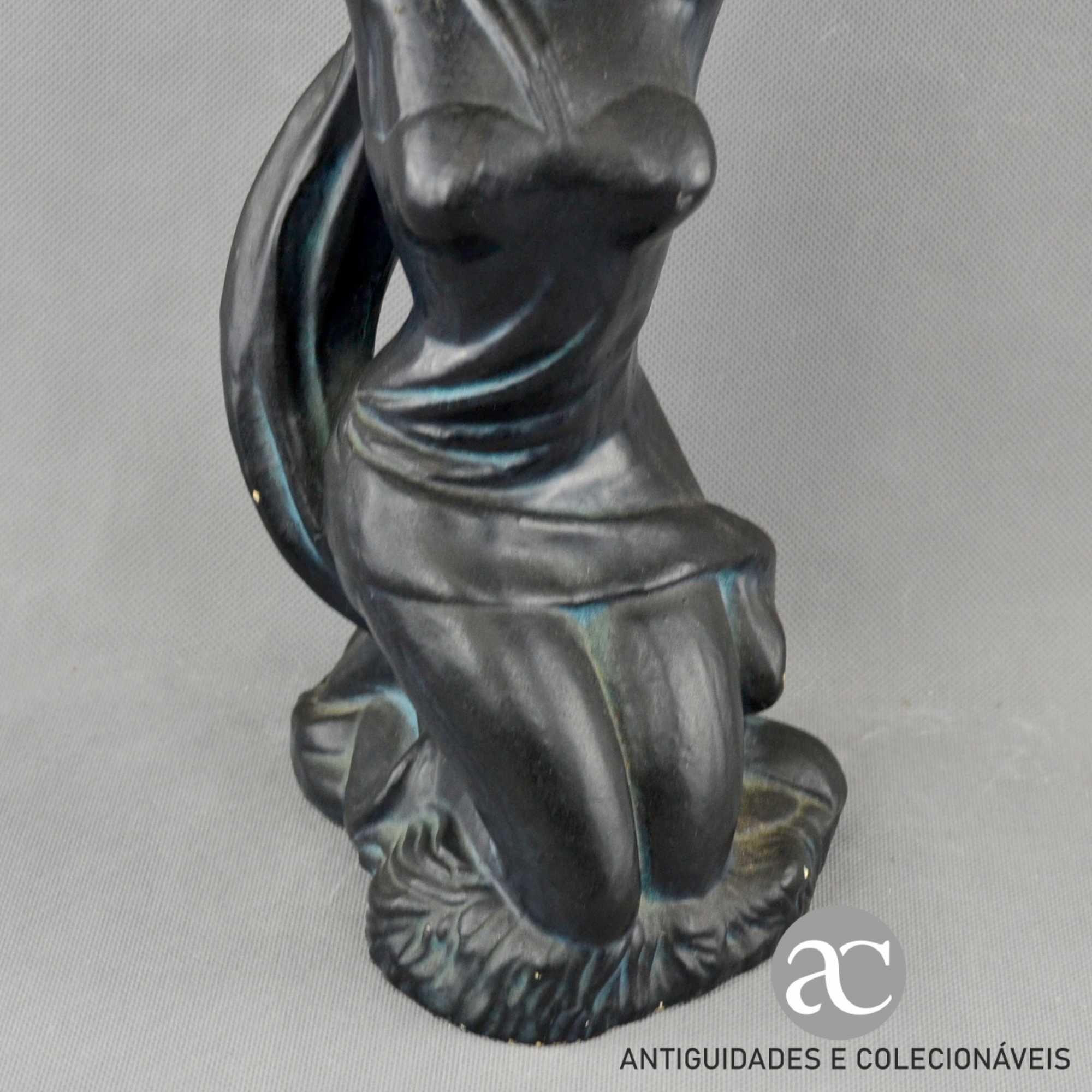 Vintage - Escultura de mulher com cântaro à cabeça em terracota