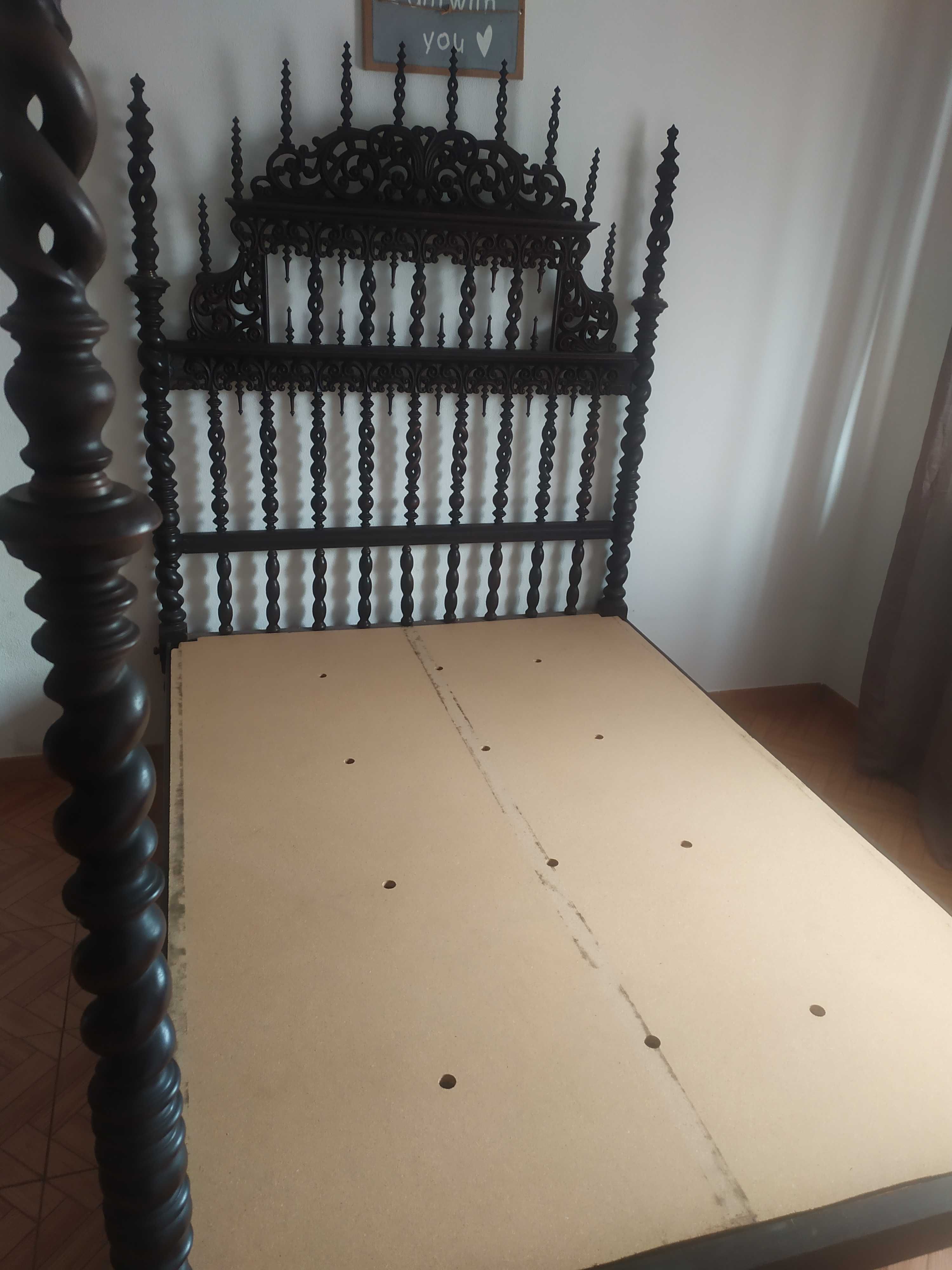 Cama de Bilros de Madeira Exótica com Estrado
