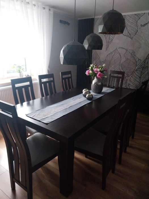 Stòł z krzesłami.