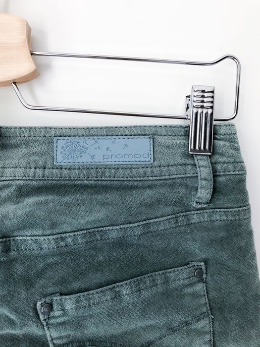 Biodrówki PROMOD z miętowego aksamitu, wąskie rurki niski stan / S