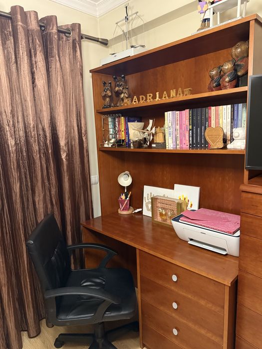 Vendo secretária em cerejeira e cadeira