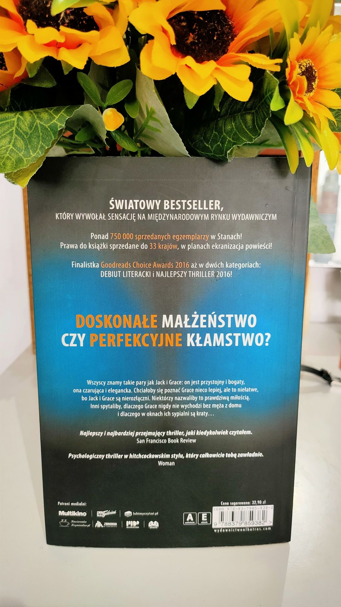 Książka " za zamkniętymi drzwiami"