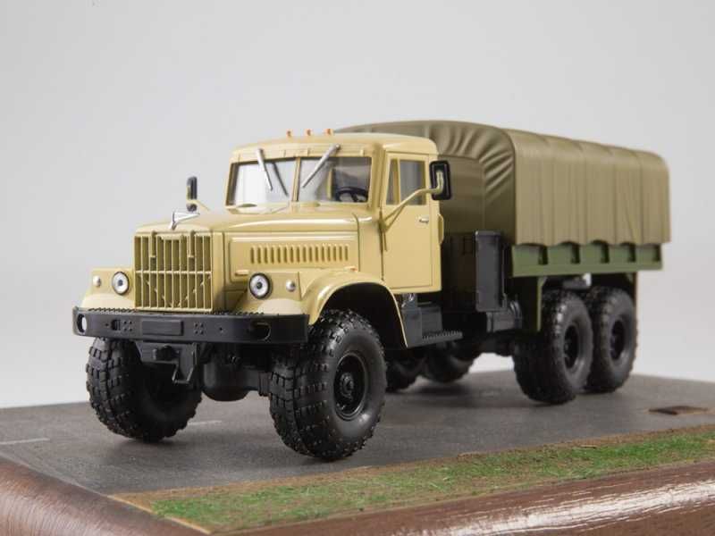 Журнал "Легендарные грузовики"№34 с моделью КрАЗ 255Б1 борт-тент(1969)