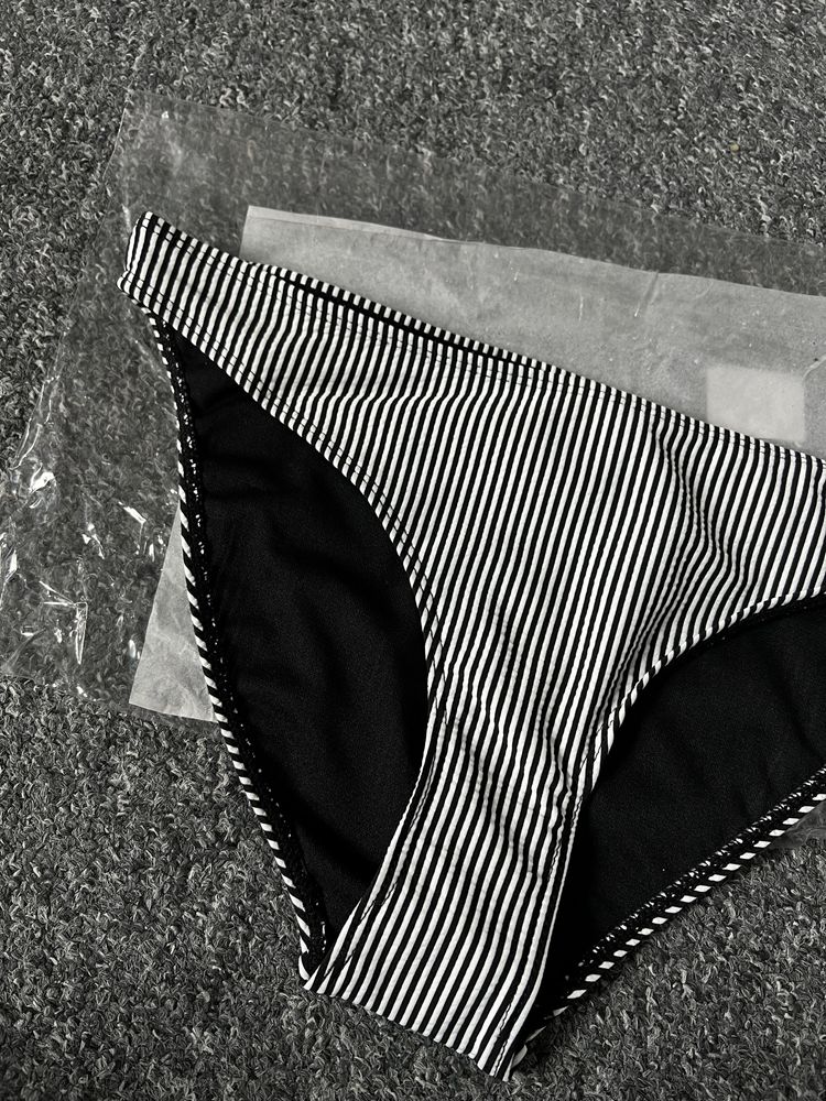 czarne i białe paski dół od bikini