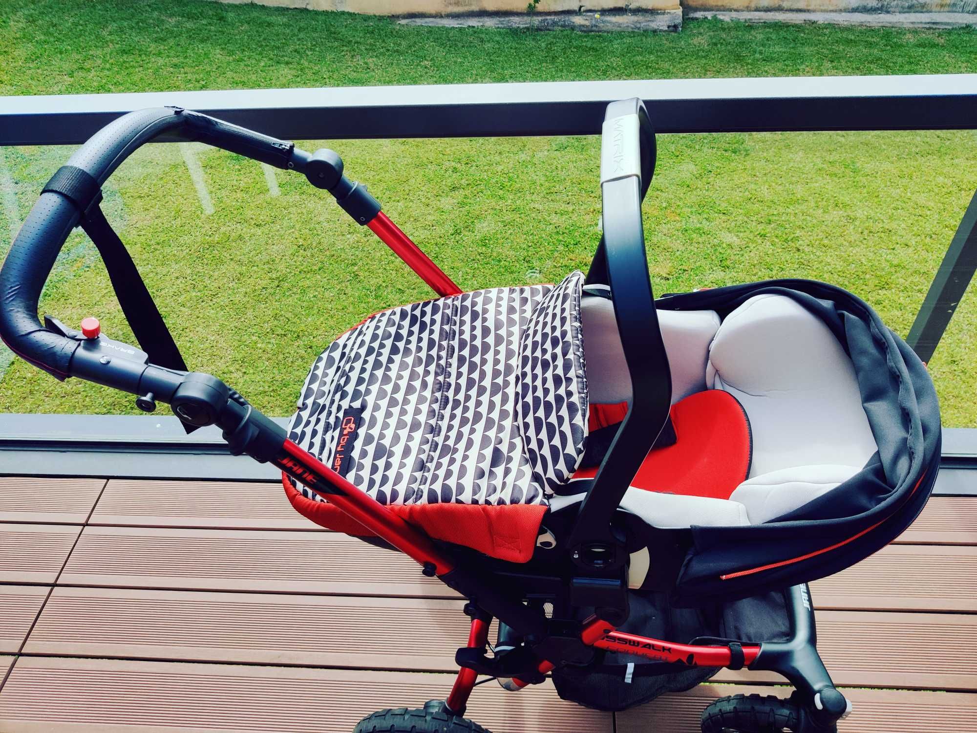 Carrinho com porta-bebés e base auto