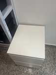 Criado mudo em bom estado foi comprado no Ikea