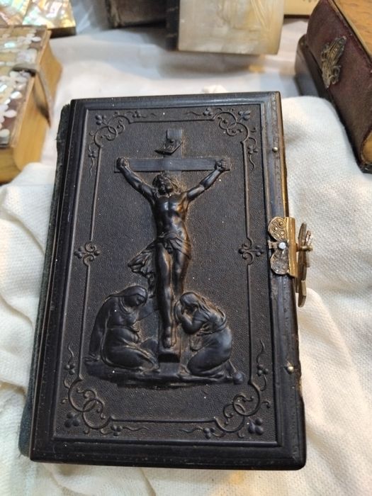 Livro de missa antigo, com o calvário  na capa