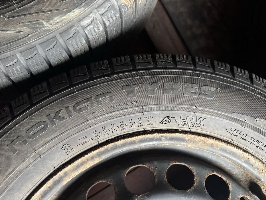 Продам зимову гуму NOKIAN 215/60/16