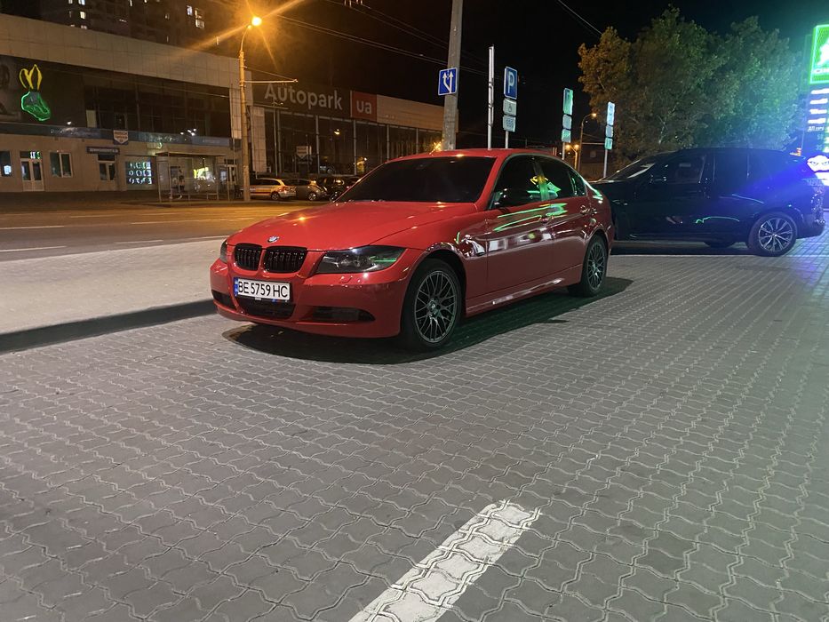 Яскраве авто BMW Е90