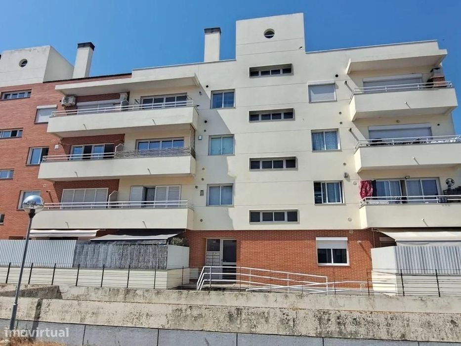 Espaçoso T3 com 106 m2 e Estacionamento – Zona Residencial