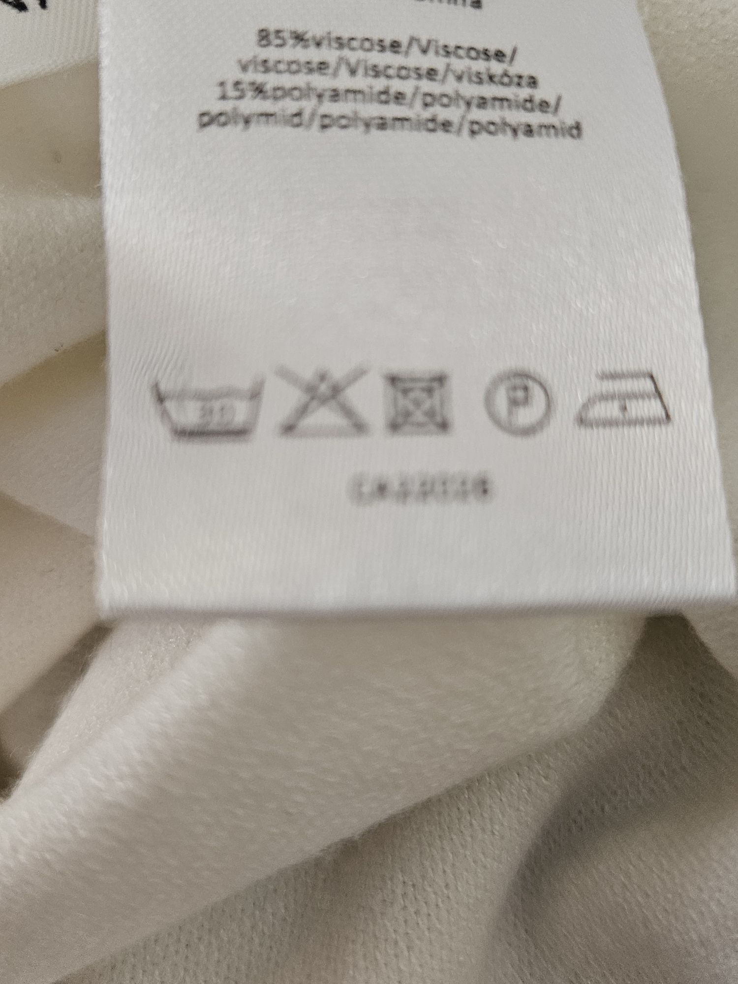 Elegancki biały sweter z wiskozy