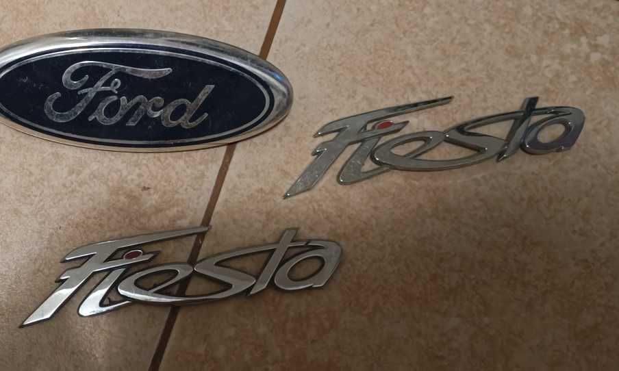 Эмблема надпись Ford Fiesta на крышку багажника.