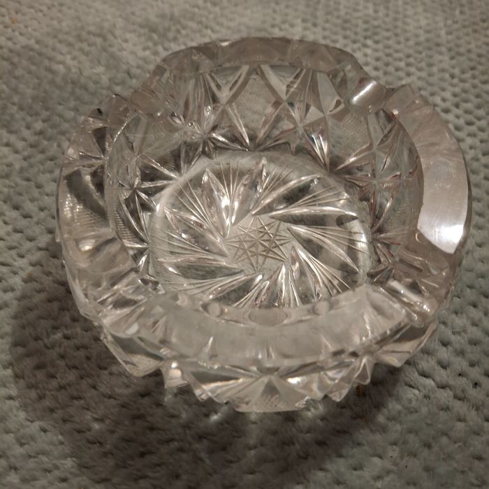 Prl, masywna popielnica kryształowa,  średnica 11cm