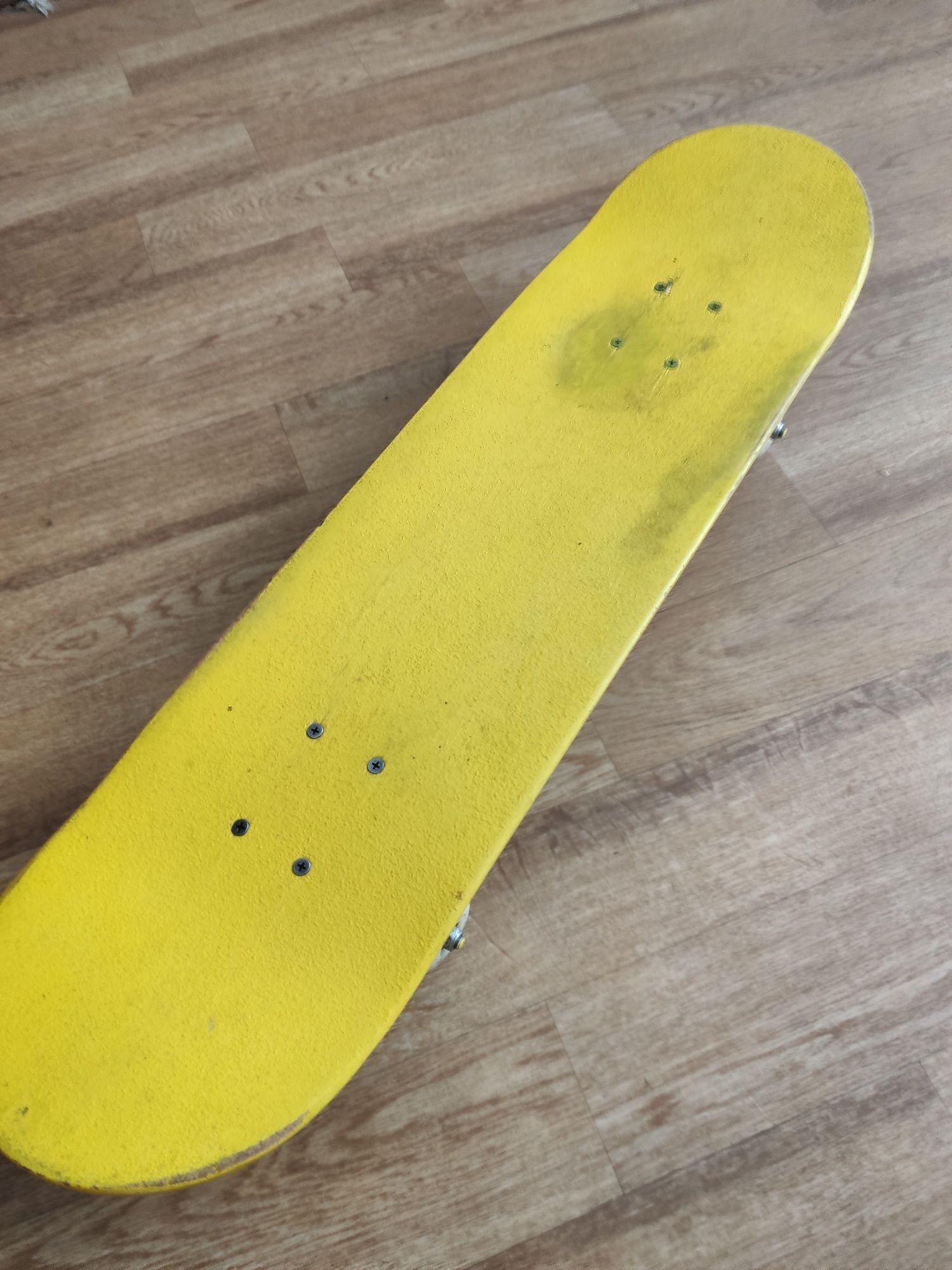 Скейтборд жовтого кольору