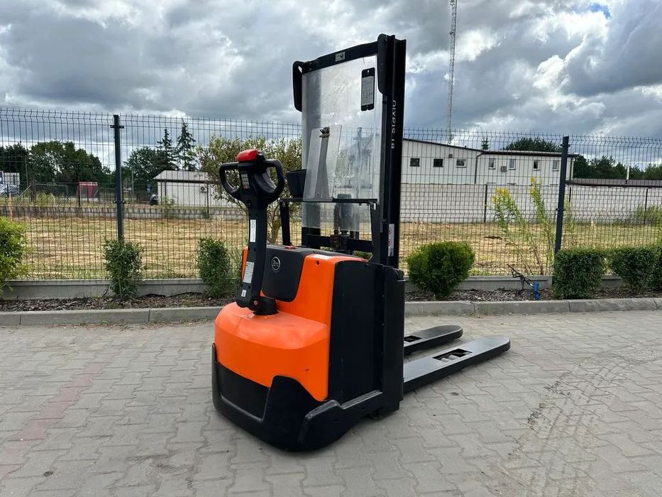 BT SWE120  Elektryczny wózek paletowy z masztem