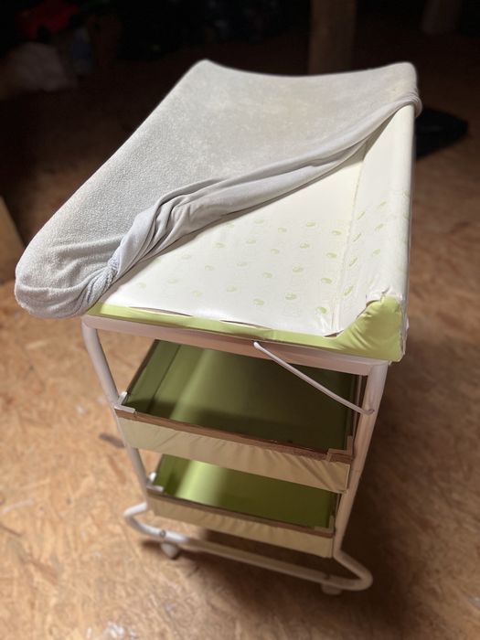 Przewijak z wanienką i schowkiem