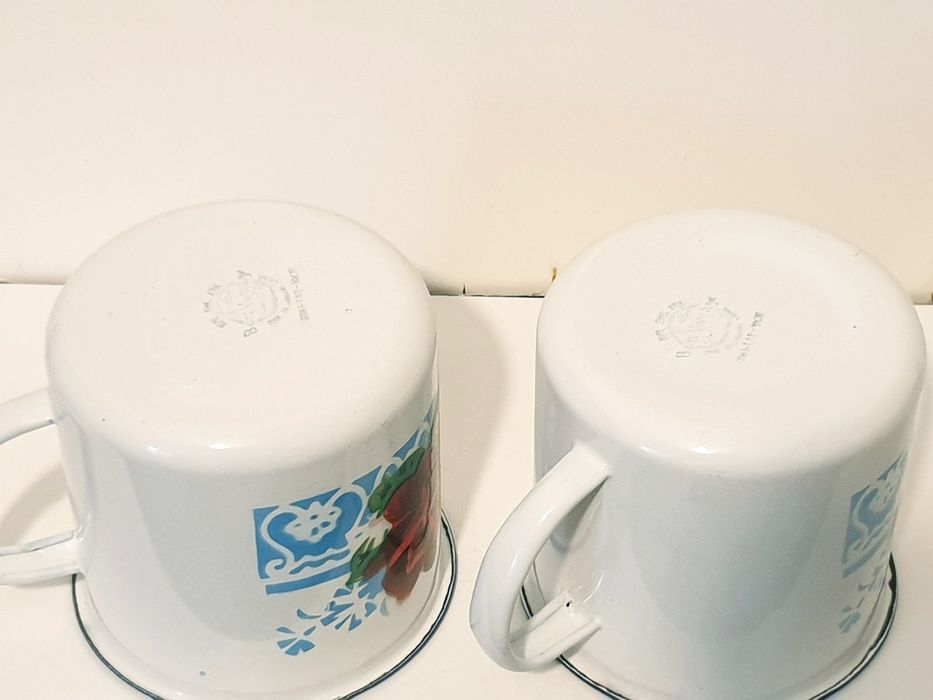 2 antigas grandes lindas canecas esmaltadas com tampas