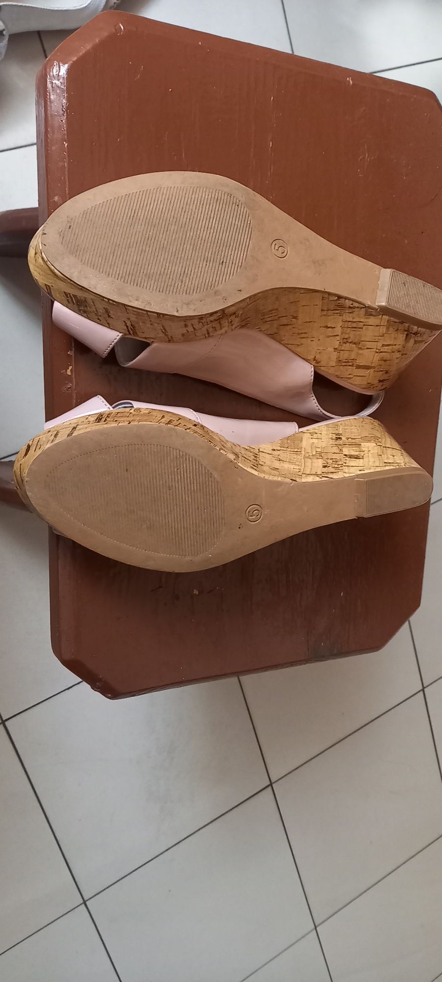 Eleganckie sandały lakierowane na koturnie