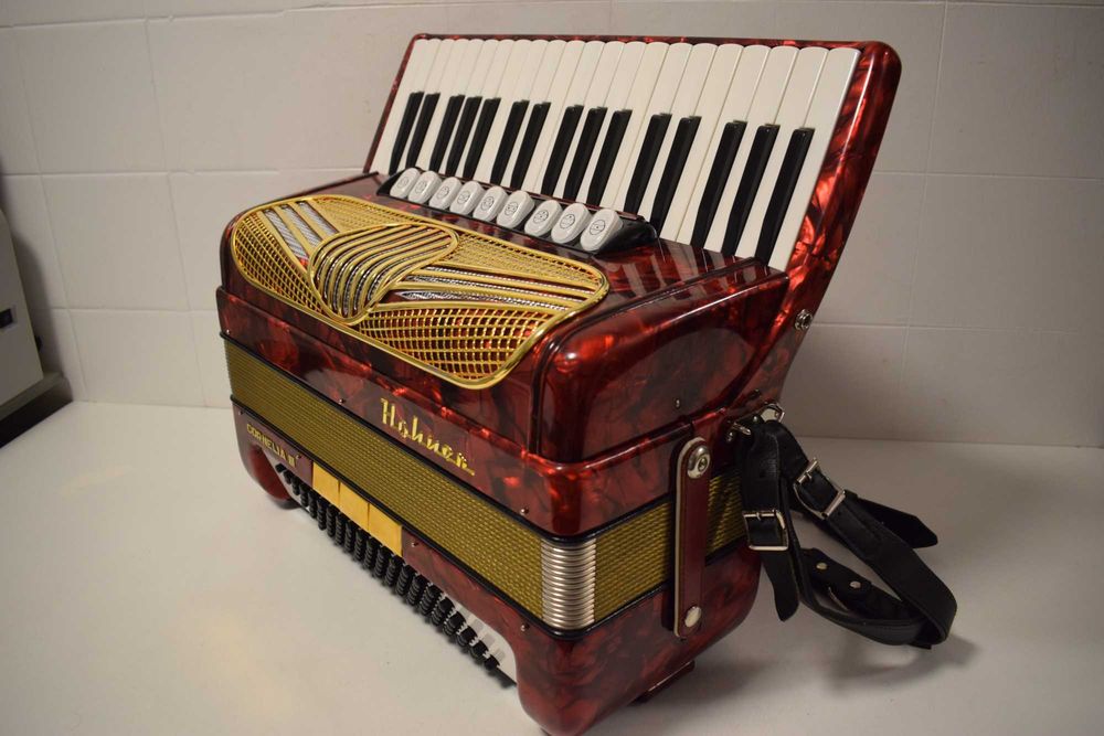 Hohner* Cornelia 3 Voz 96 Baixos. N 188