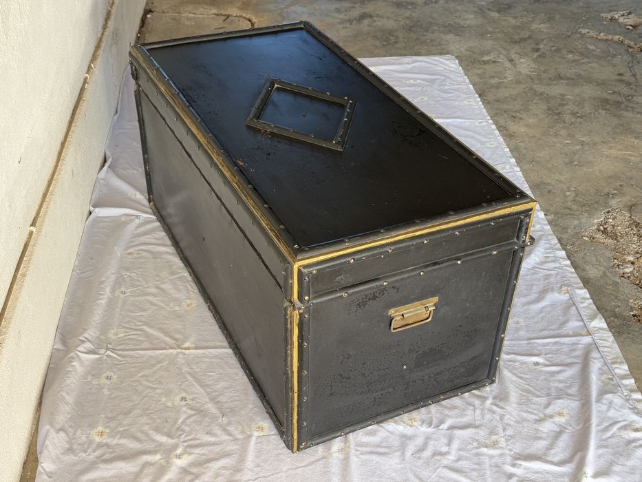 Bau antigo 100 anos aproximadamente grande