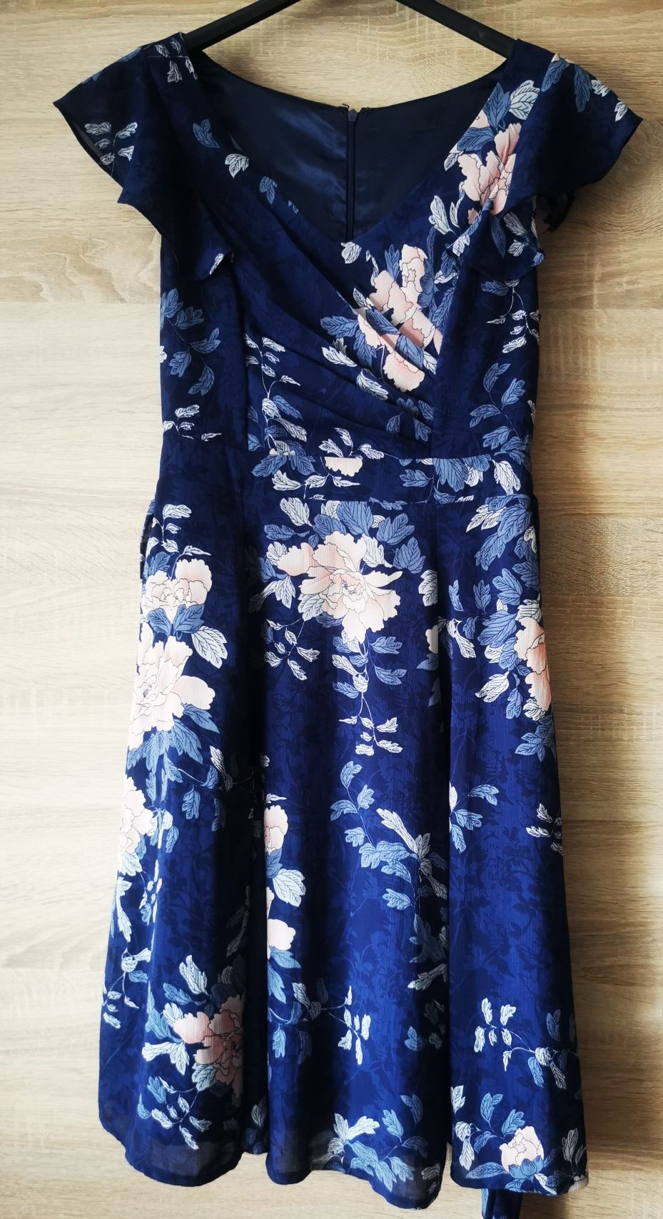 Piękna, elegancka sukienka r. S