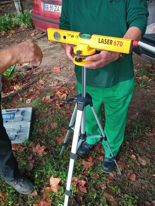 Laser com tripé a trabalhar na perfeição