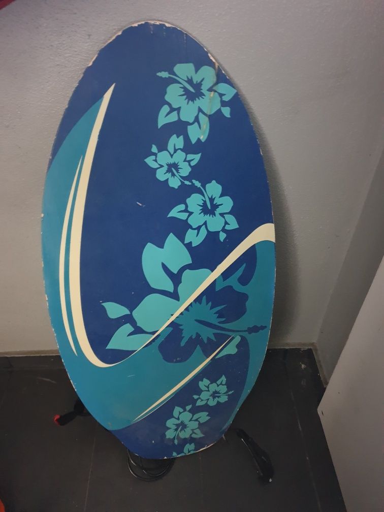 Três pranchas de skiming board