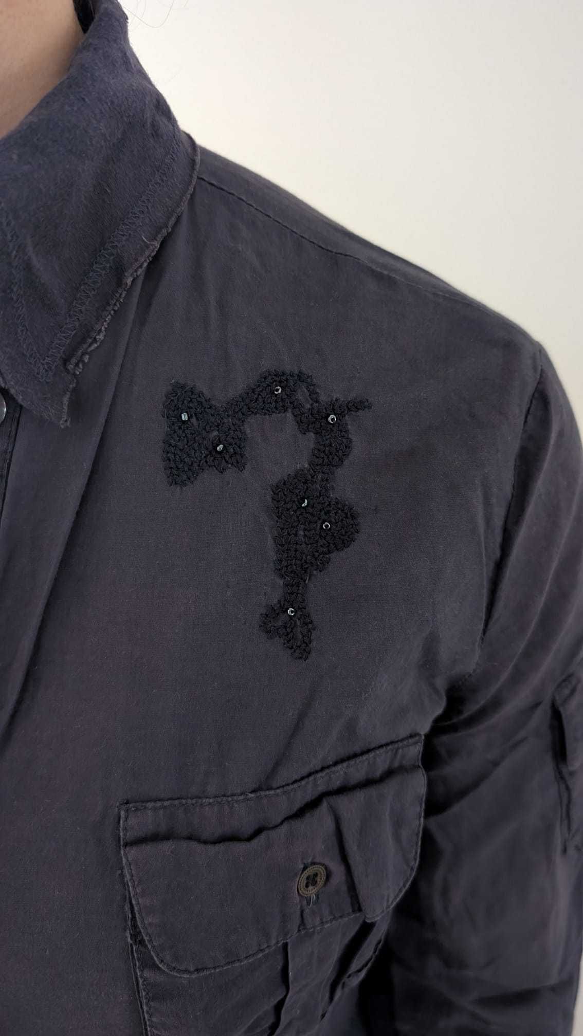 Camisa azul bordada