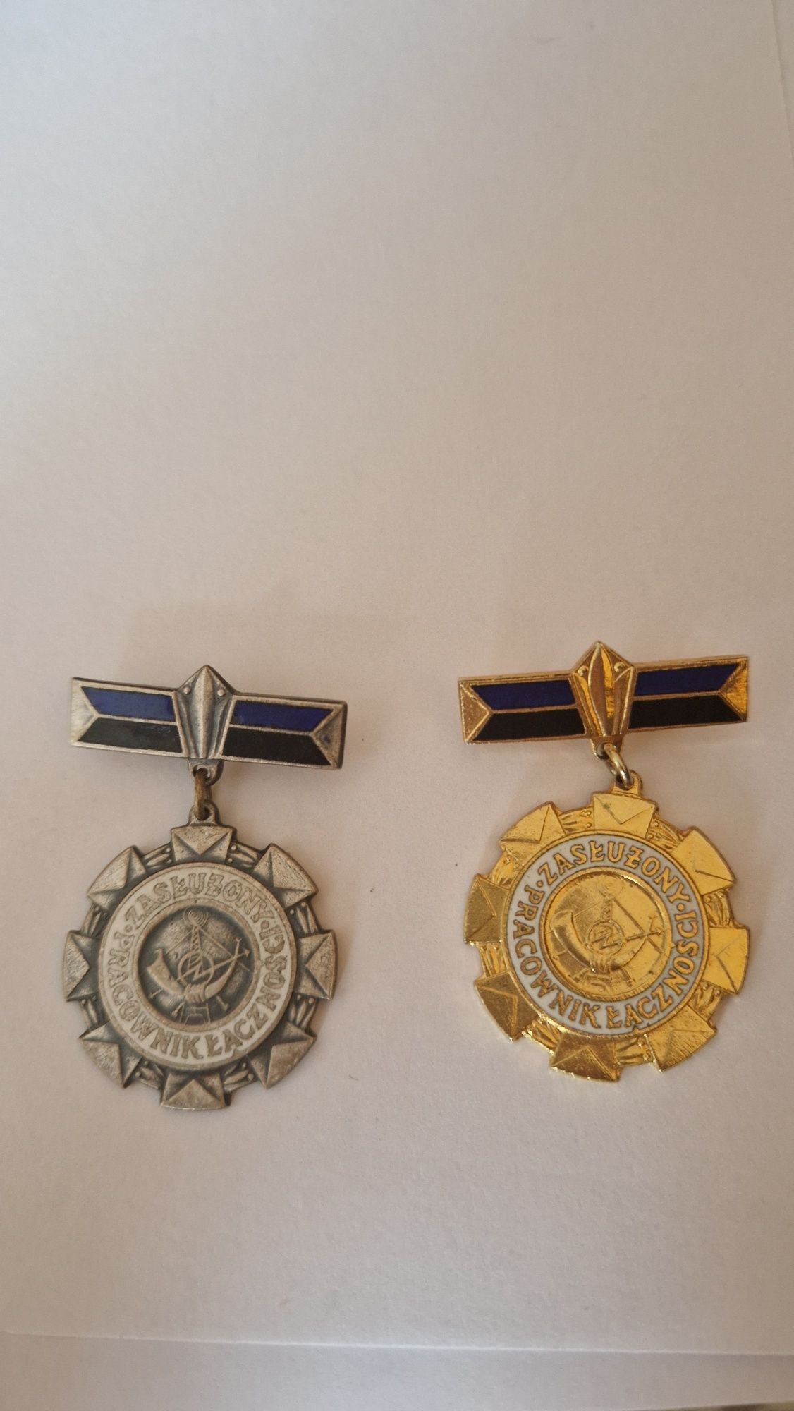 Odznaka złota i srebrna zasłużony pracownik łączności